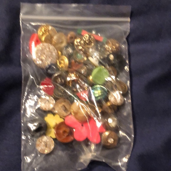 Lot of two quart size bags of buttons. One full and one a little over half full - Picture 6 of 6